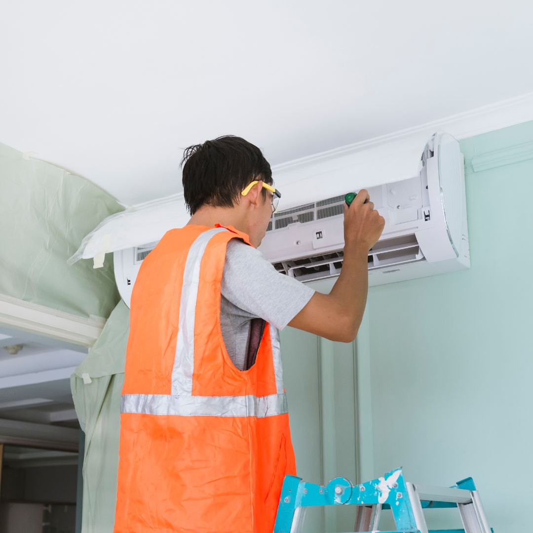 service ac surabaya, sedang memeriksa ac yang bermasalah